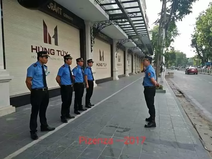Bảo vệ Showroom Hùng Túy